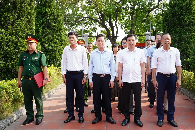 Xã Phong Doanh tổ chức lễ dâng hương tri ân các anh hùng liệt sĩ dịp 30/4