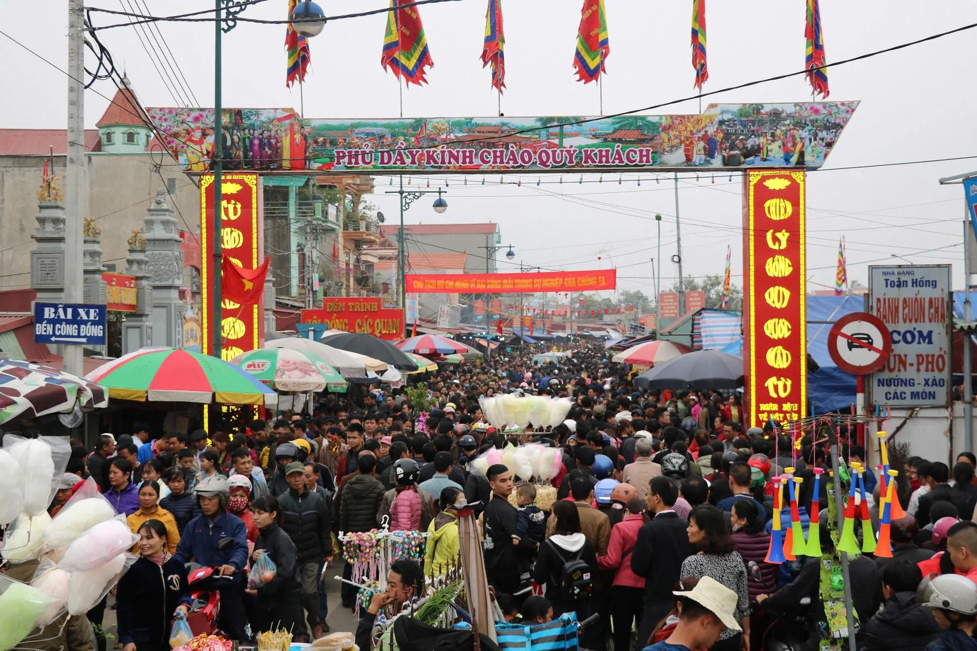 Chợ Viềng 2026: Phiên chợ họp duy nhất trong đêm nay, với niềm tin “mua may, bán rủi”