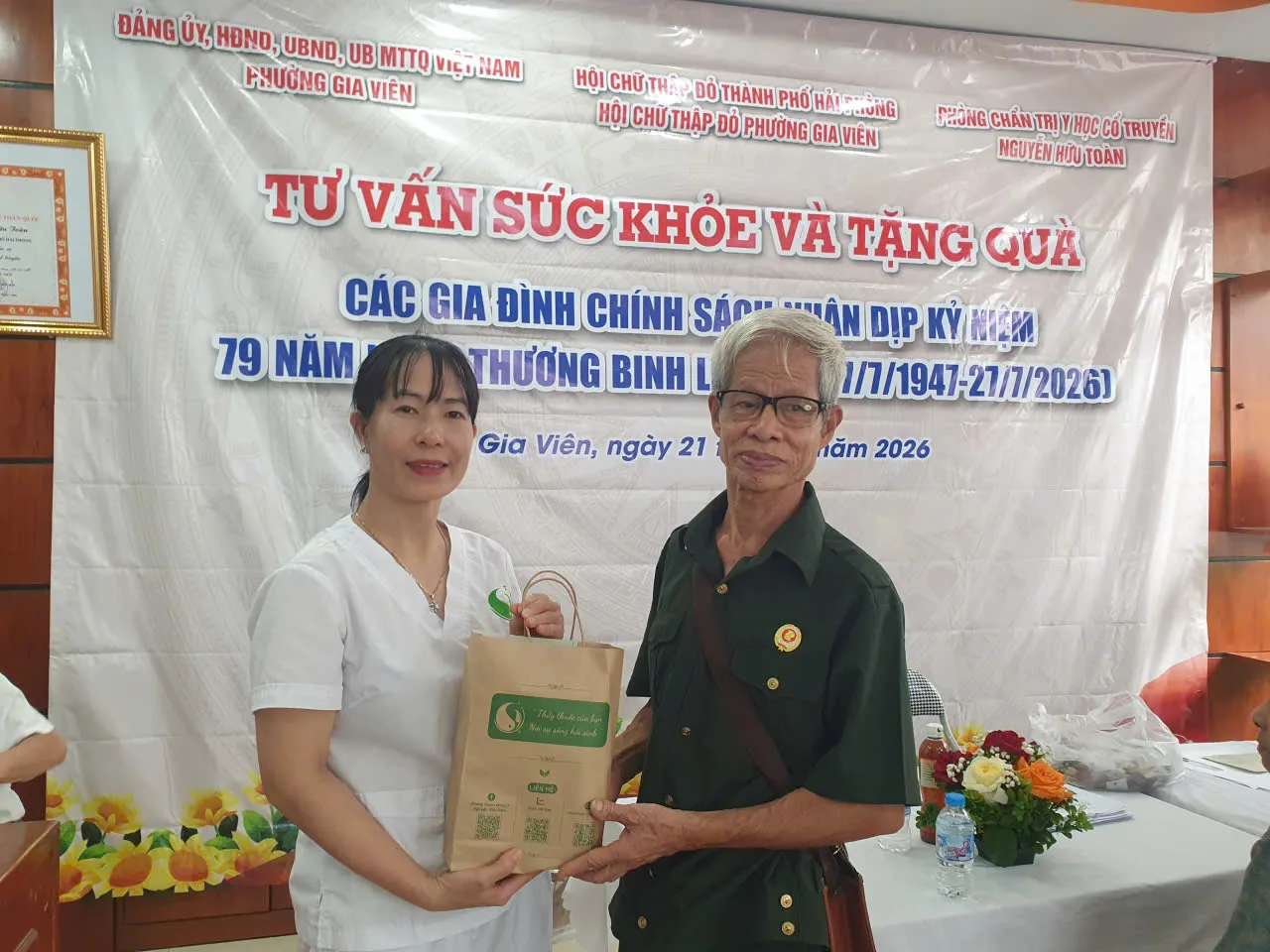 Phòng Chẩn trị YHCT Nguyễn Hữu Toàn khám, chăm sóc sức khỏe cho gần 200 người có công