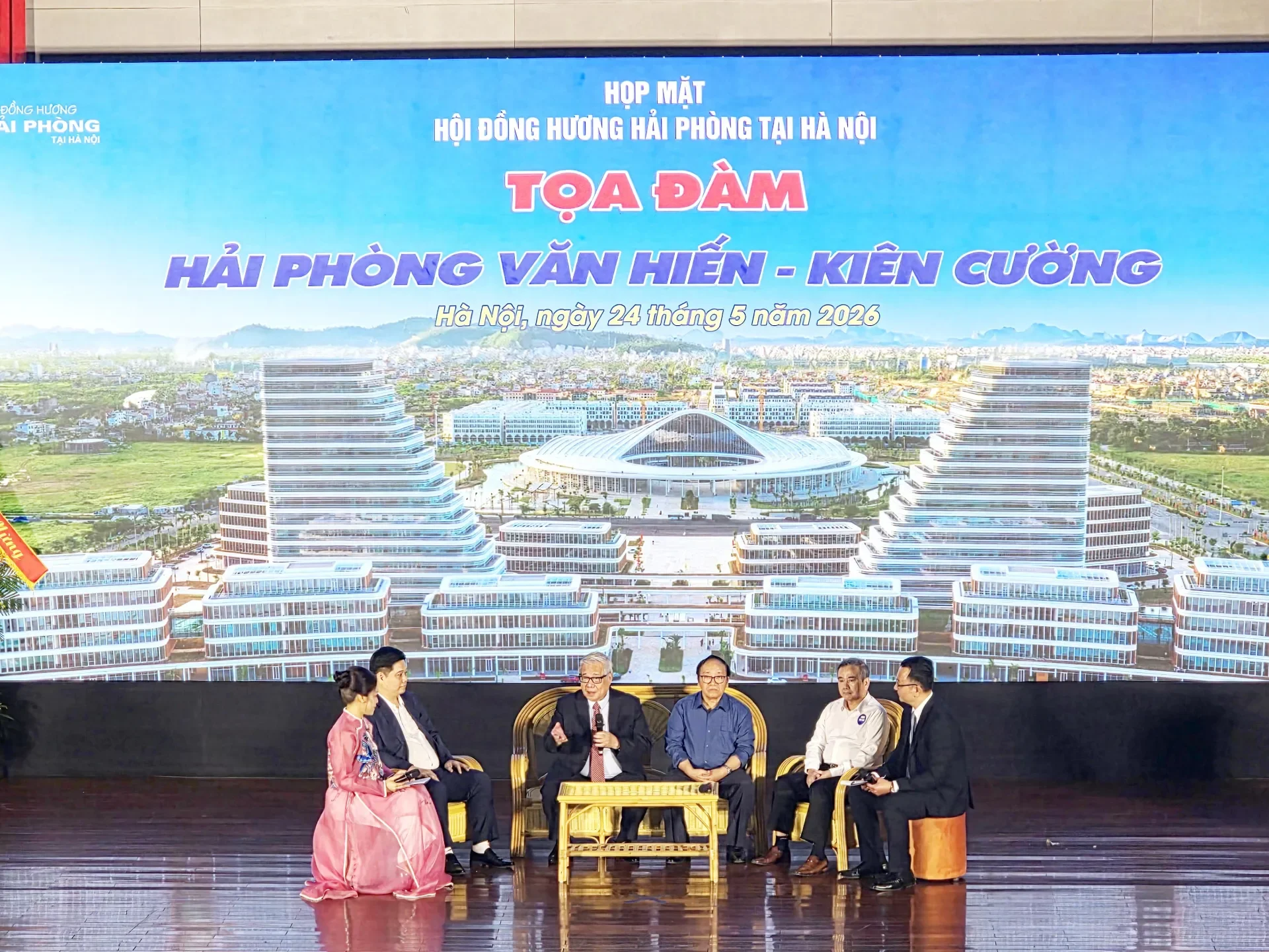 Các diễn giả tham gia giao lưu. Gắn kết truyền thống, lan tỏa khát vọng phát triển thành phố Cảng anh hùng