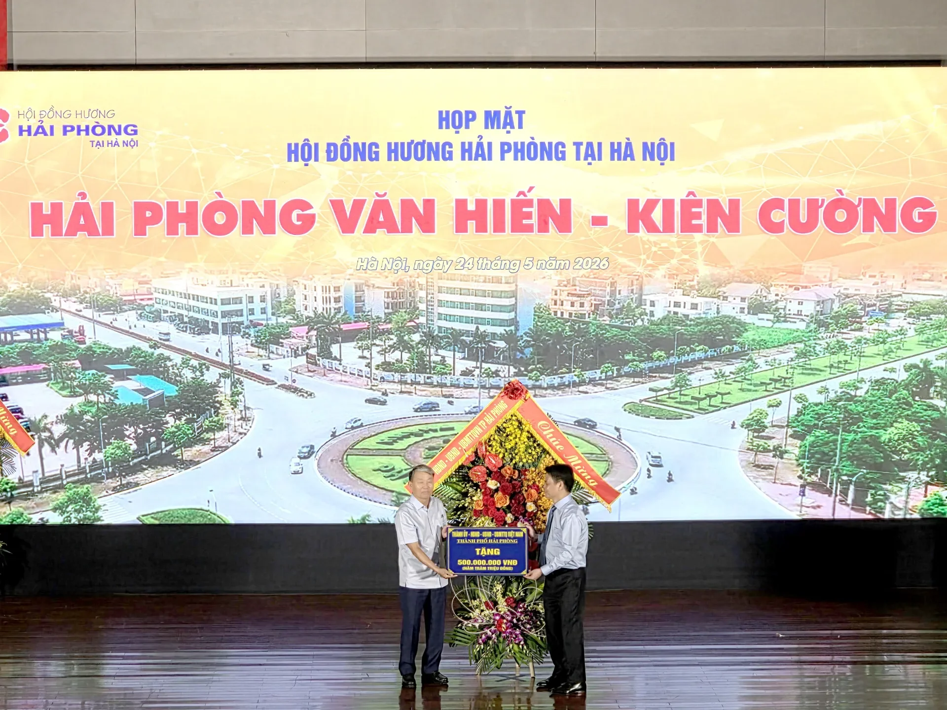 Đồng chí Lê Ngọc Châu tặng Hội đồng hương Hải Phòng tại Hà Nội lẵng hoa và 500 triệu đồng Gắn kết truyền thống, lan tỏa khát vọng phát triển thành phố Cảng anh hùng