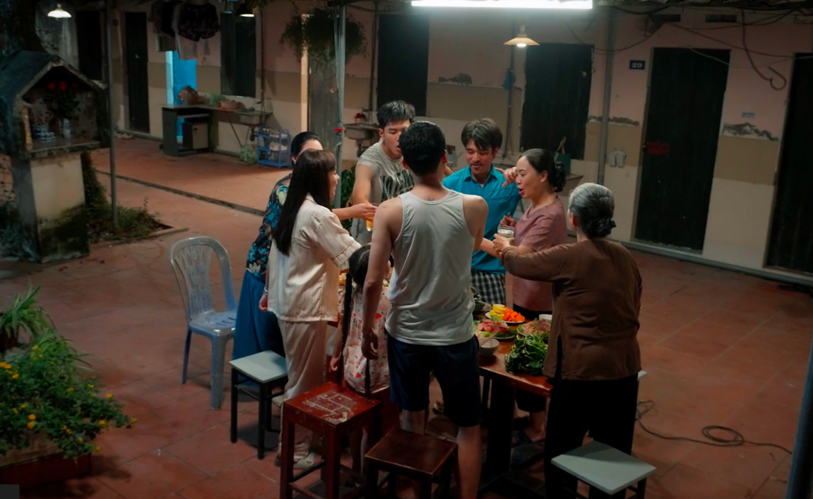 NSƯT Hoàng Hải làm bố đơn thân trong phim mới 'Xóm nhỏ'