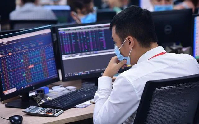 Nghề môi giới chứng khoán gặp khó, thu nhập giảm mạnh