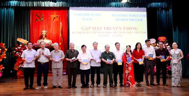 Giới báo chí, văn nghệ sỹ, trí thức đồng hương Hải Phòng tại Hà Nội kỷ niệm 101 năm ngày Báo chí Cách mạng Việt Nam