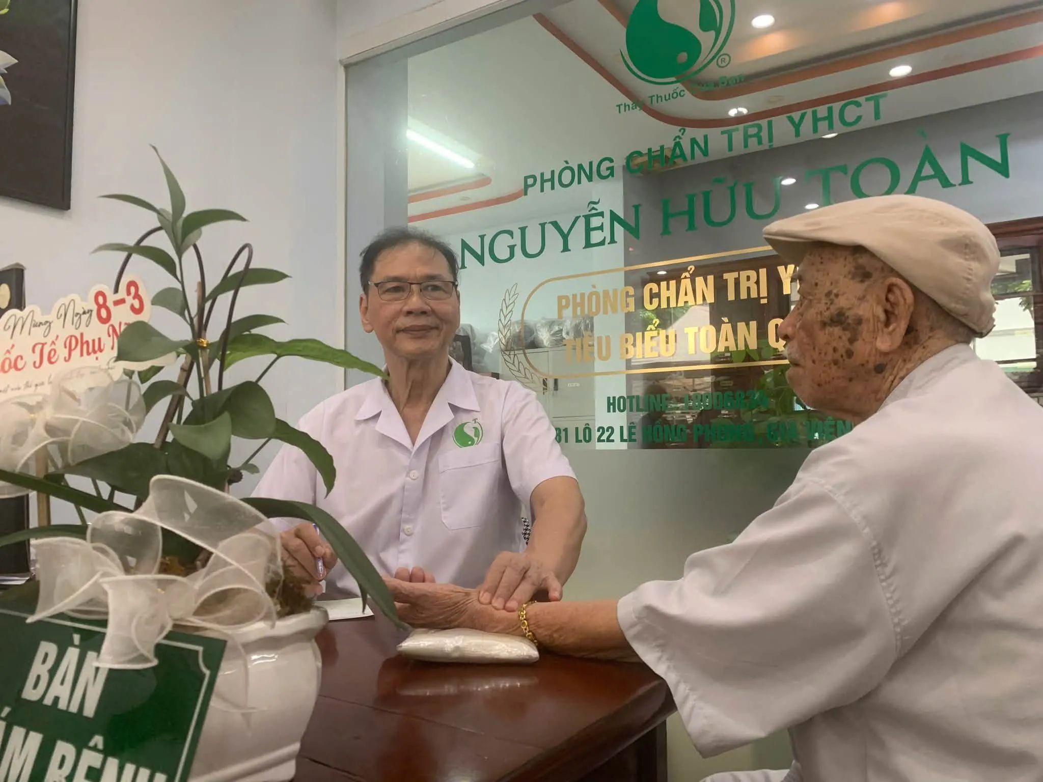 Phòng Chẩn trị YHCT Nguyễn Hữu Toàn khám, chăm sóc sức khỏe cho gần 200 người có công