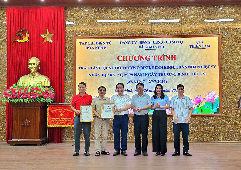 Trao quà tri ân người có công với cách mạng tại xã Giao Ninh
