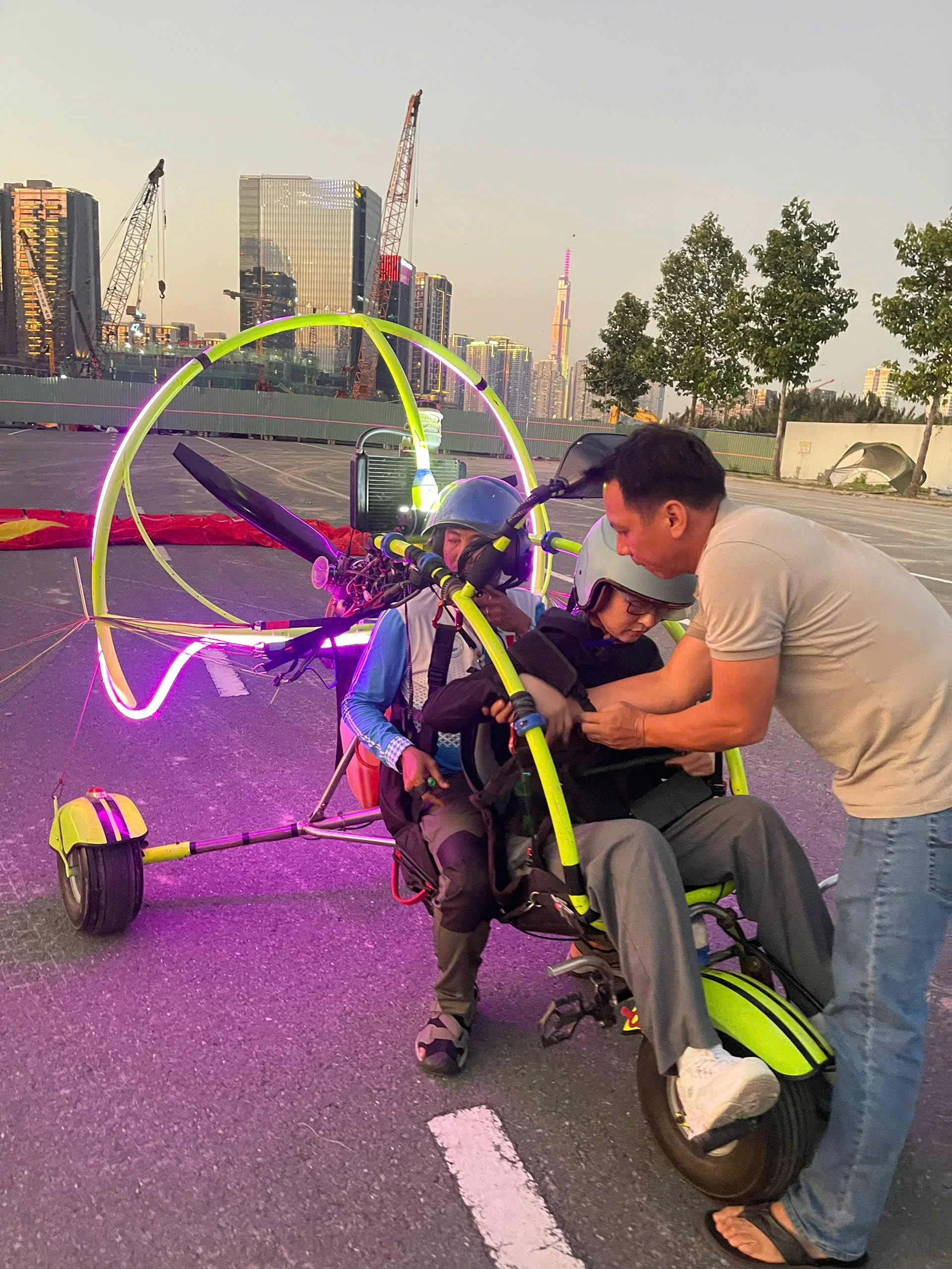 Paramotor: Có một Sài Gòn rất khác dưới cánh dù