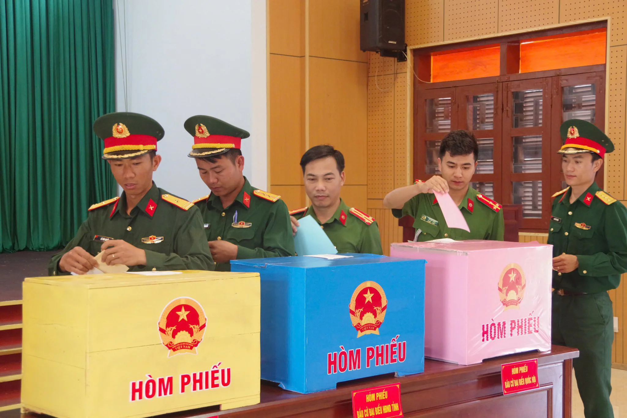 Cử tri Công an phường An Khê (Gia Lai) nêu cao tinh thần trách nhiệm trong Ngày hội non sông