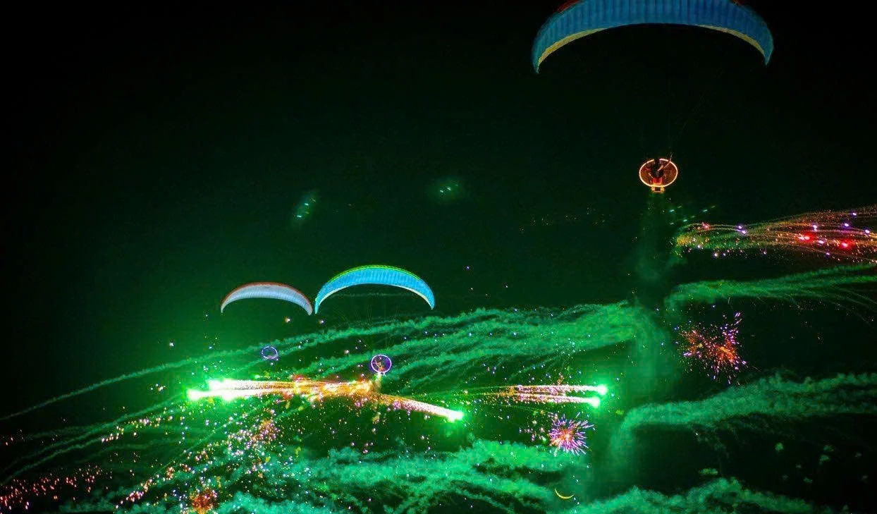 THÀNH PHỐ HỒ CHÍ MINH TRÌNH DIỄN DÙ LƯỢN KẾT HỢP PHÁO HOA TRÊN SÔNG SÀI GÒN