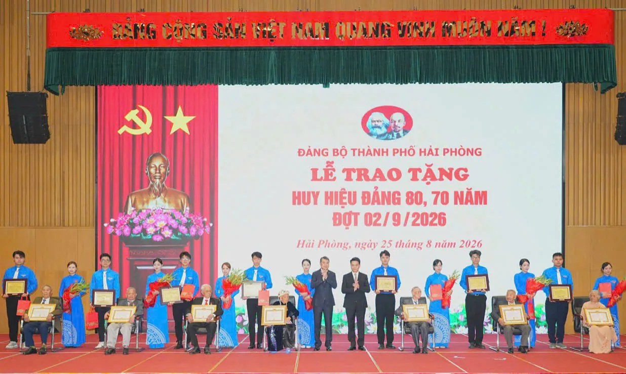 Thủ tướng Chính phủ trao Huy hiệu Đảng cho đảng viên Đảng bộ TP.Hải Phòng