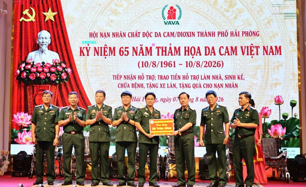 Trao kinh phí hỗ trợ nạn nhân chất độc da cam/dioxin