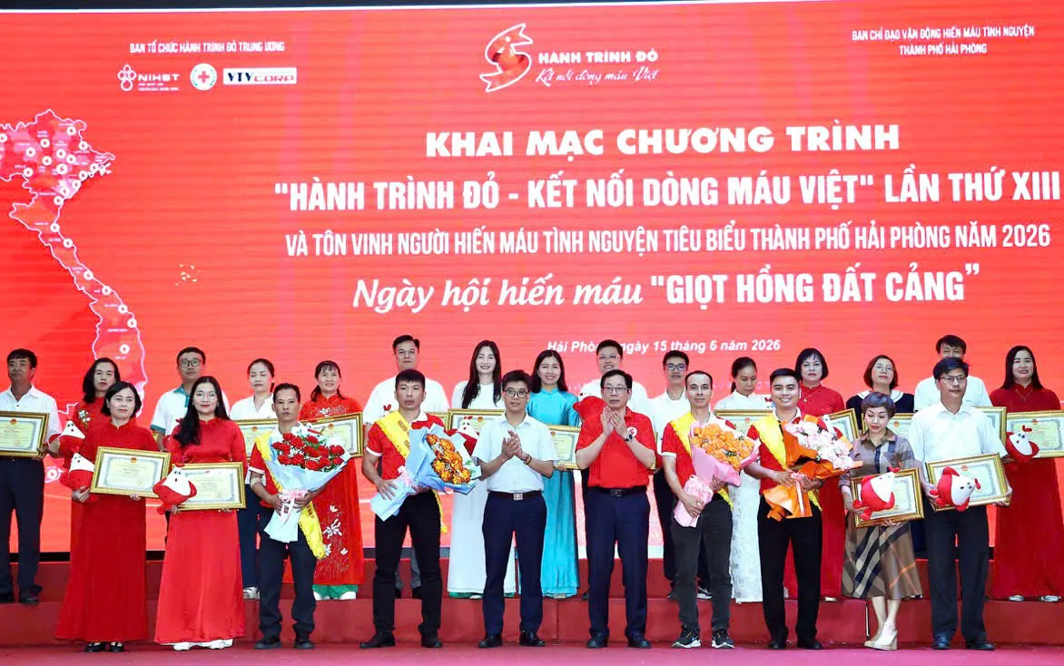 Tôn vinh, tri ân gia đình, cá nhân tiêu biểu phong trào ‘giọt hồng đất Cảng’