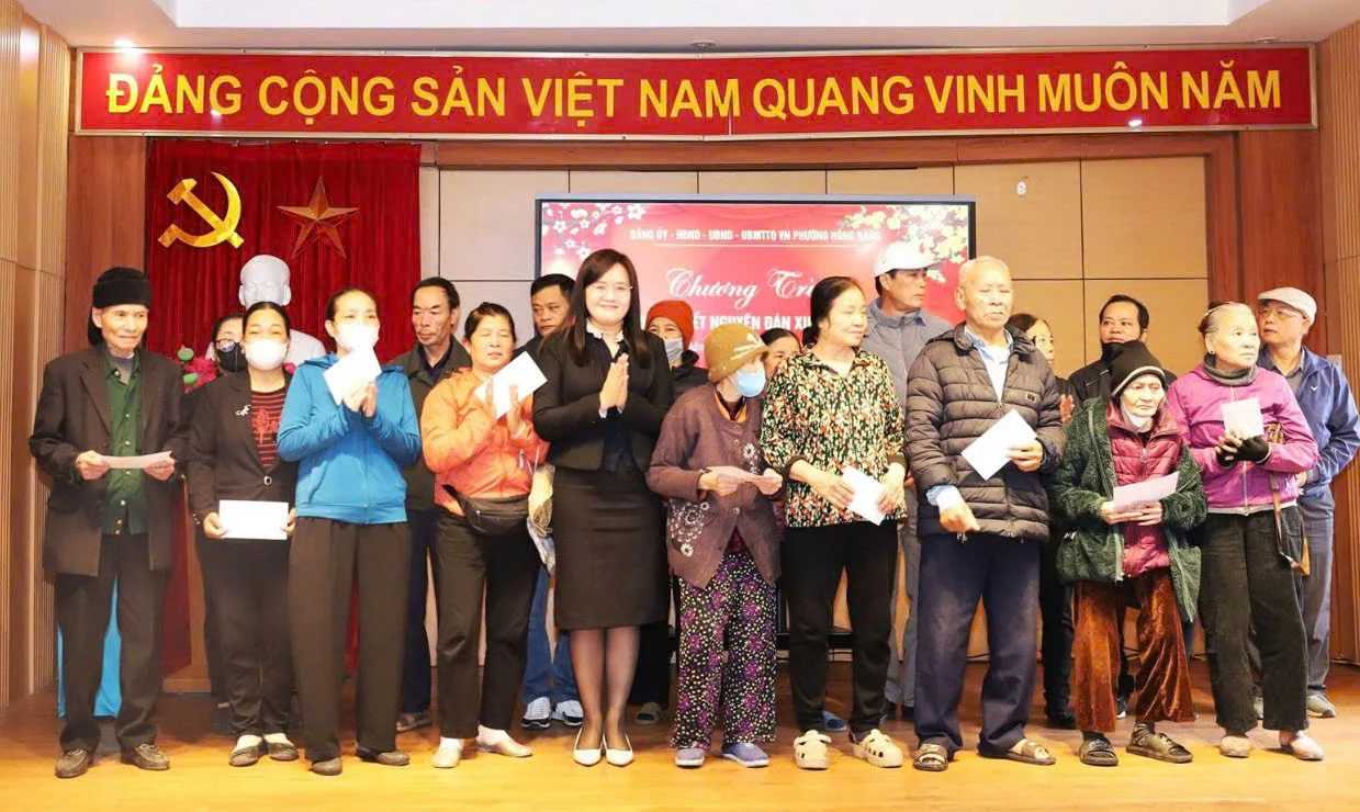 Phường Hồng Bàng trao quà Tết cho hơn một nghìn hộ cận nghèo, hộ có hoàn cảnh khó khăn