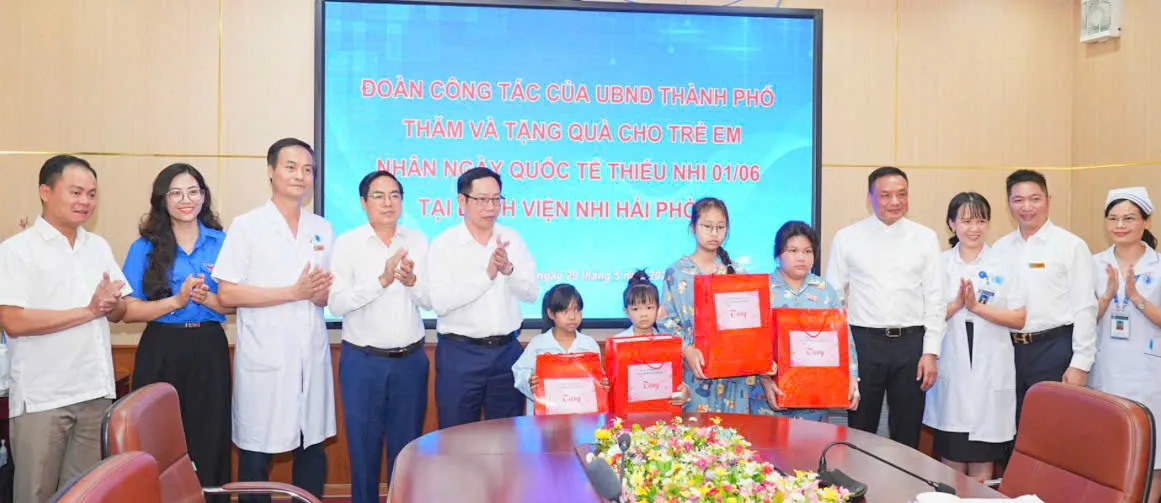 Lãnh đạo TP.Hải Phòng thăm, tặng quà thiếu nhi nhân ngày 1/6