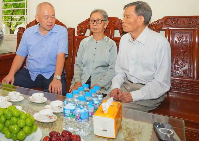 Chủ tịch UBND TP.Hải Phòng thăm, tặng quà gia đình chính sách, người có công