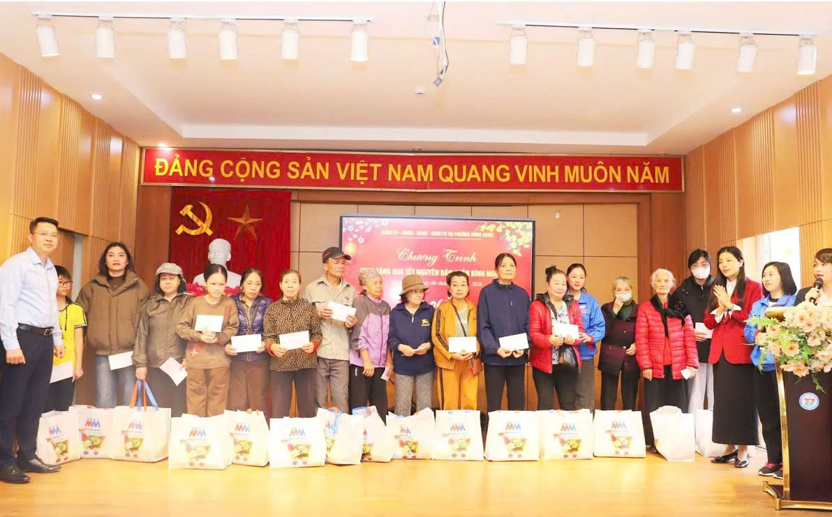 Phường Hồng Bàng trao quà Tết cho hơn một nghìn hộ cận nghèo, hộ có hoàn cảnh khó khăn