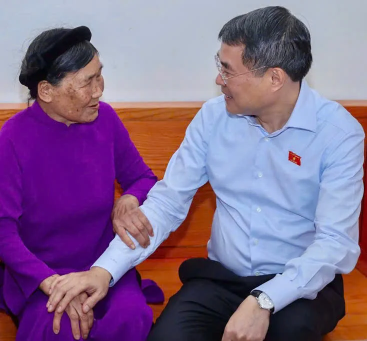 Thủ tướng Chính phủ thăm, tặng quà gia đình chính sách tại Hải Phòng