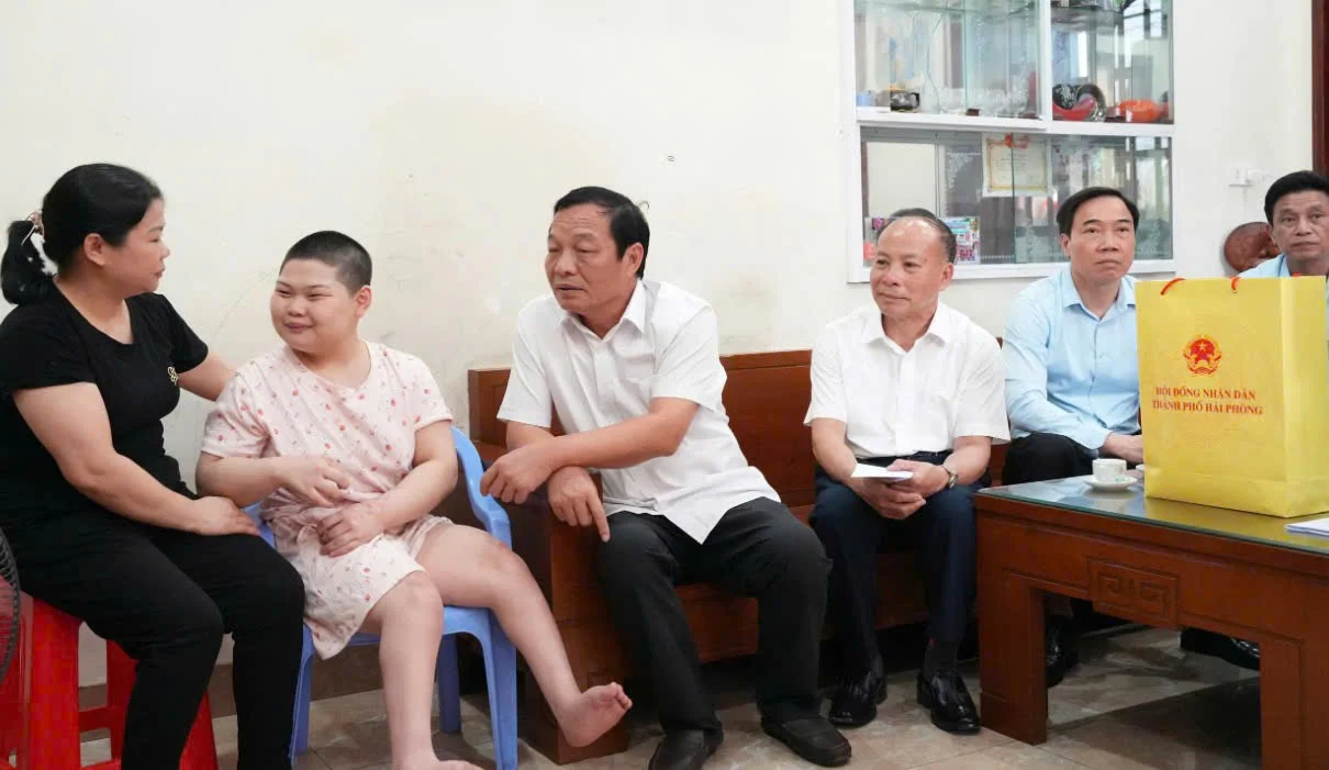 Lãnh đạo TP.Hải Phòng thăm, tặng quà người khuyết tật 