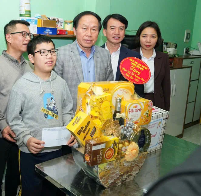 Bí thư Thành ủy Hải Phòng thăm, tặng quà các gia đình chính sách dịp Tết nguyên đán