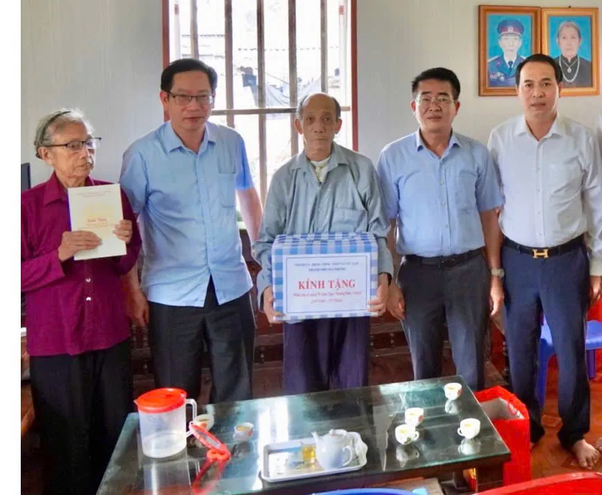 Lãnh đạo TP.Hải Phòng thăm, tặng quà gia đình chính sách, người có công dịp 27/7