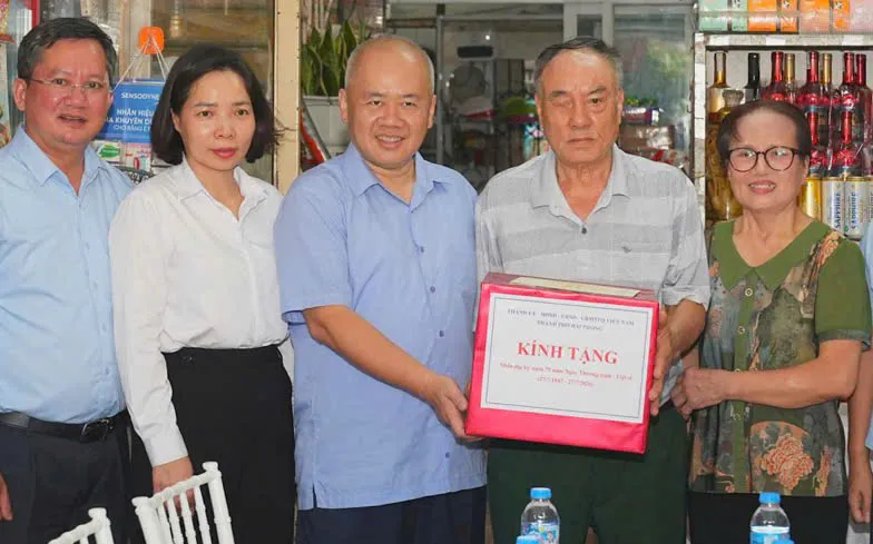 Chủ tịch UBND TP.Hải Phòng thăm, tặng quà gia đình chính sách, người có công