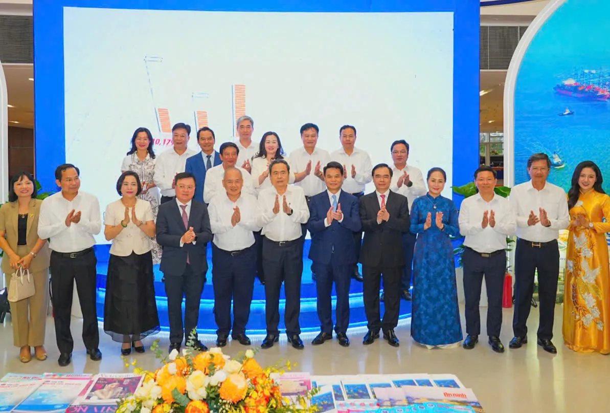 Chủ tịch Quốc hội tham quan triển lãm tại Hội Báo toàn quốc