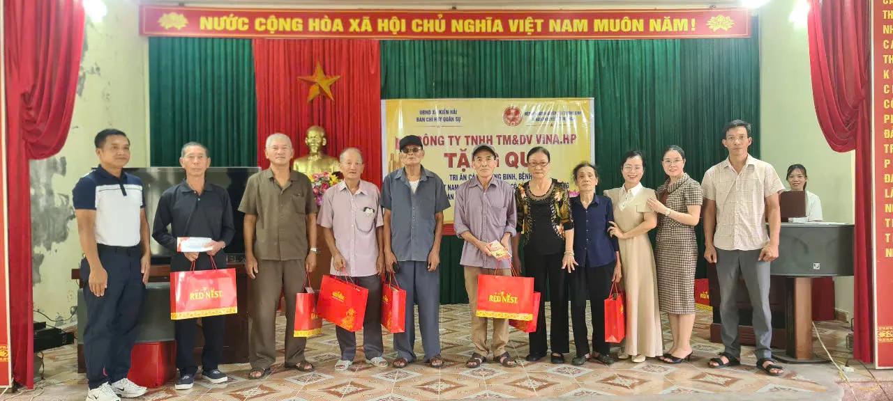 Công ty TNHH Thương mại và Dịch vụ ViNA tri ân các gia đình chính sách dịp 27/7