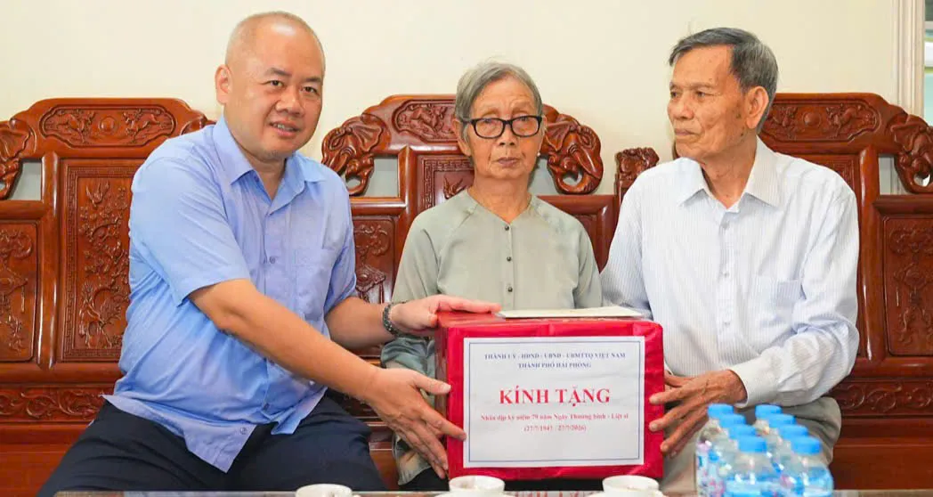 Chủ tịch UBND TP.Hải Phòng thăm, tặng quà gia đình chính sách, người có công