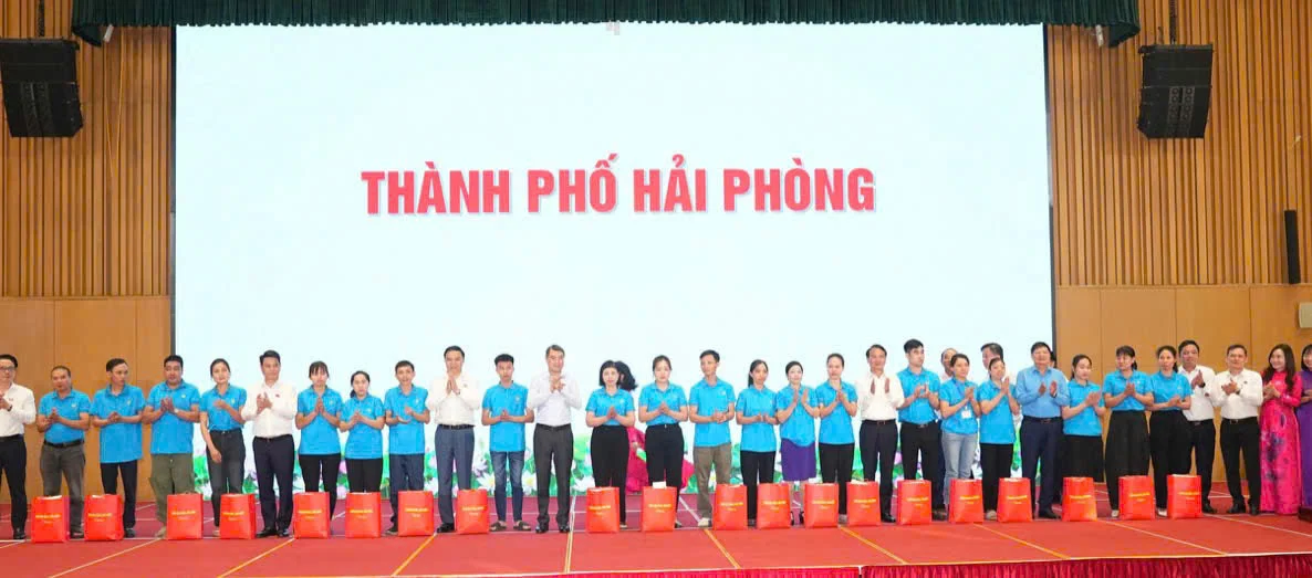 Thủ tướng Chính phủ thăm, tặng quà gia đình chính sách tại Hải Phòng