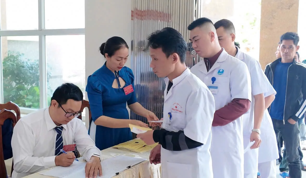 Cử tri đặc khu Bạch Long Vỹ phấn khởi trong ngày bầu cử