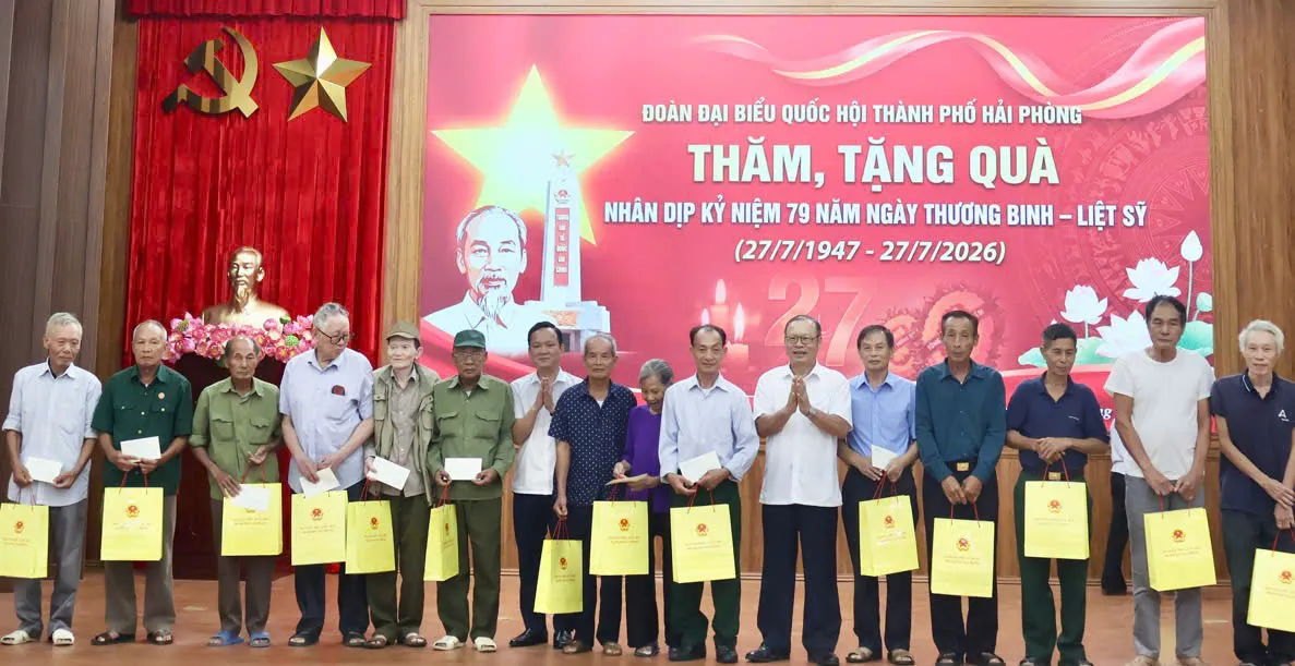 Đoàn đại biểu Quốc hội TP.Hải Phòng thăm, tặng quà người có công