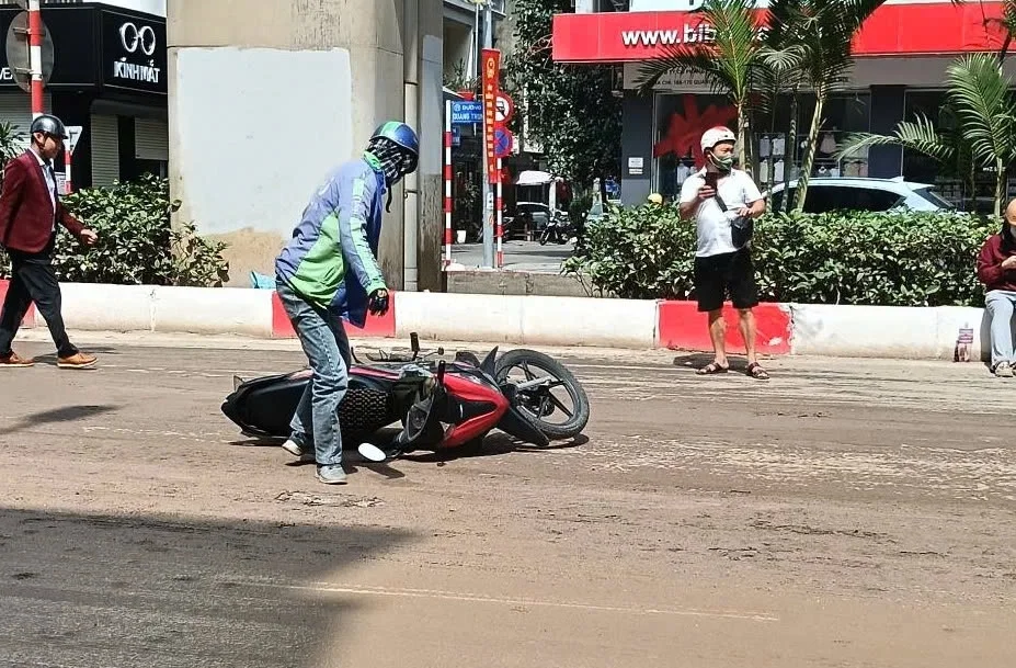 Ngã nhào vì bùn đất trên phố Hà Nội