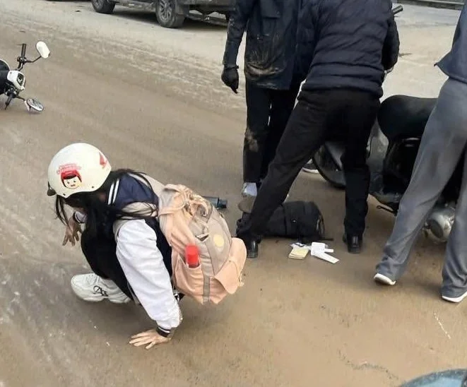 Ngã nhào vì bùn đất trên phố Hà Nội