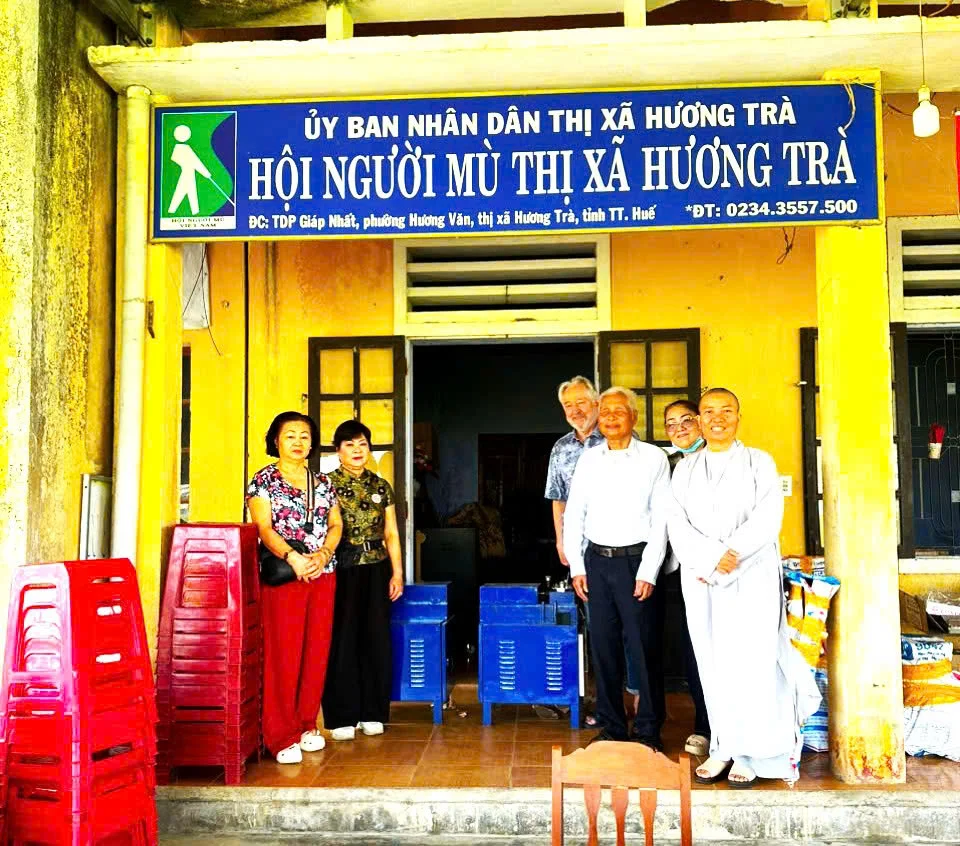 Hội từ thiện Na Uy - Thụy Điển trao quà Tết cho người dân ở Huế