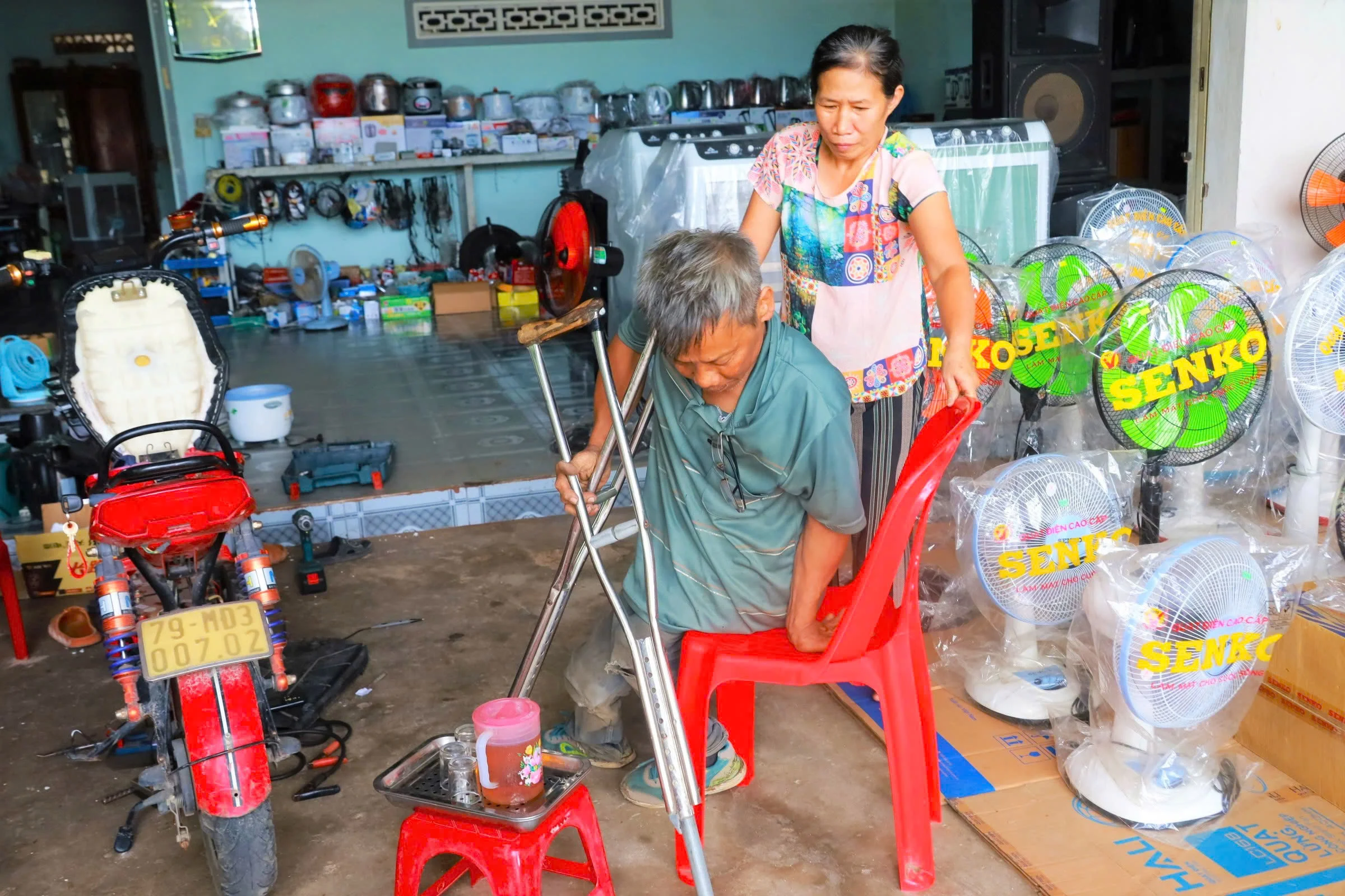 Cảm phục người cha liệt 2 chân nuôi dưỡng 5 người con hiếu học