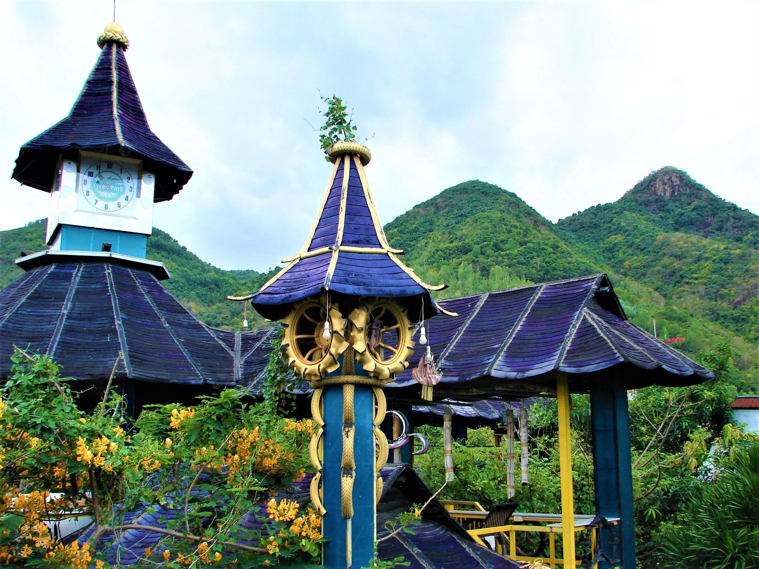 Người xây “căn hộ” nuôi ong dú