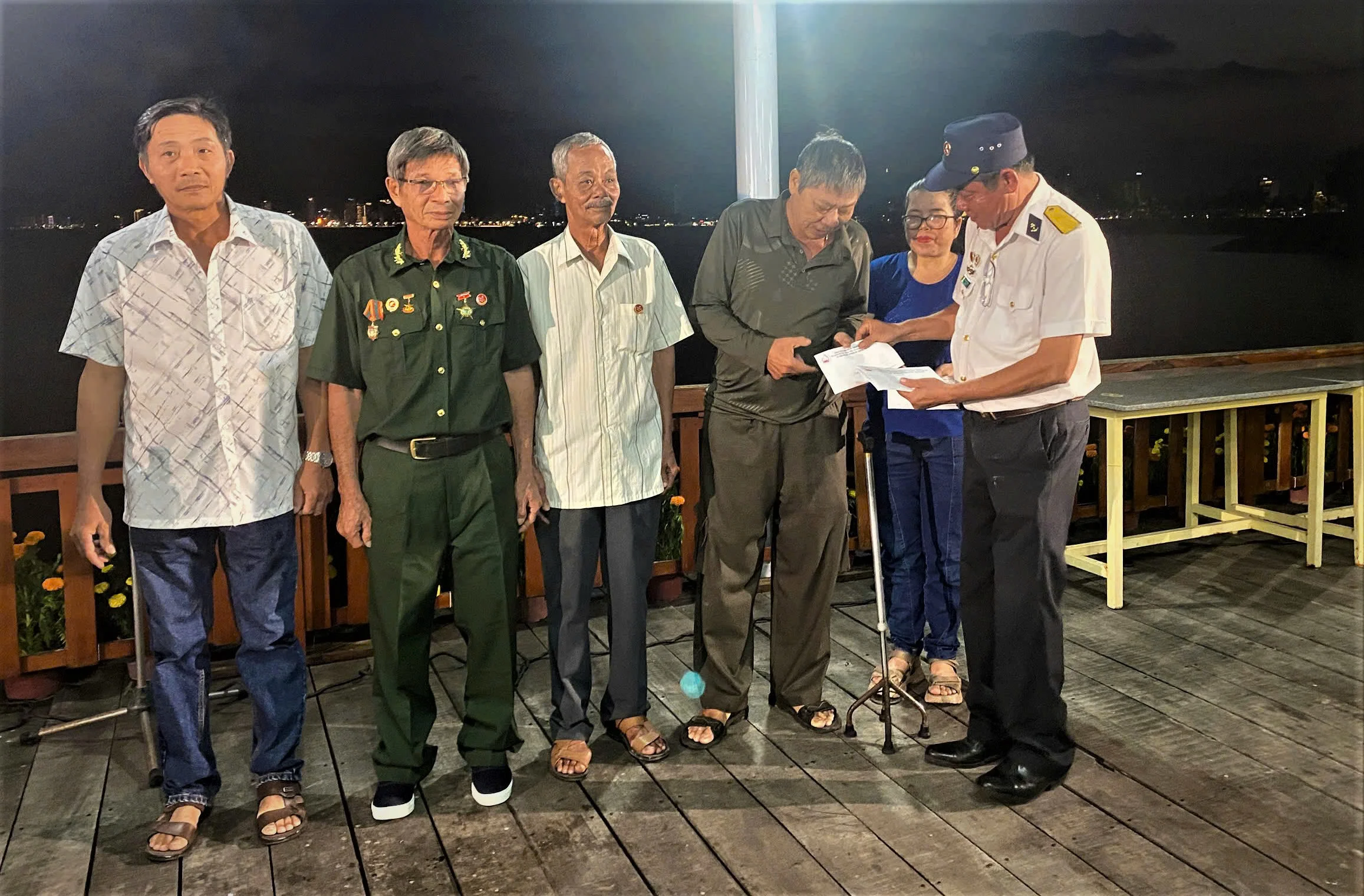 Thương binh Trường Sa tặng quà Tết đồng đội