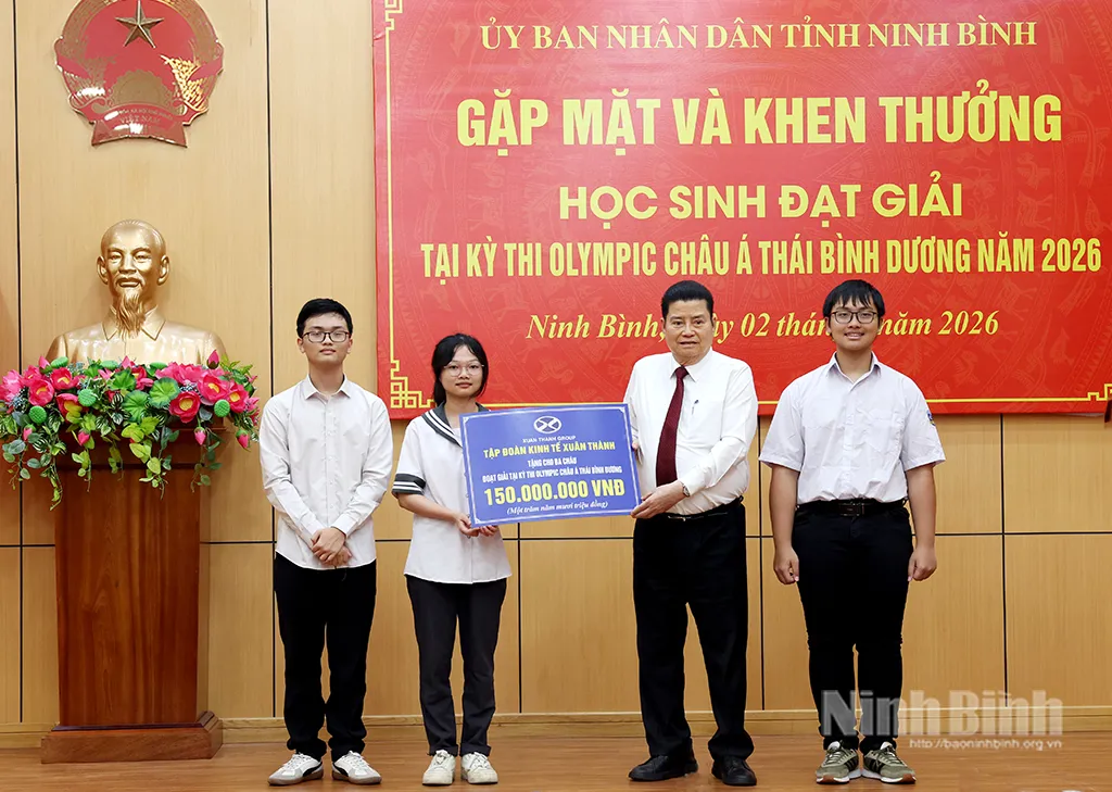 Ninh Bình: Gặp mặt, khen thưởng 3 học sinh đoạt giải tại kỳ thi Olympic Châu Á Thái Bình Dương năm 2026