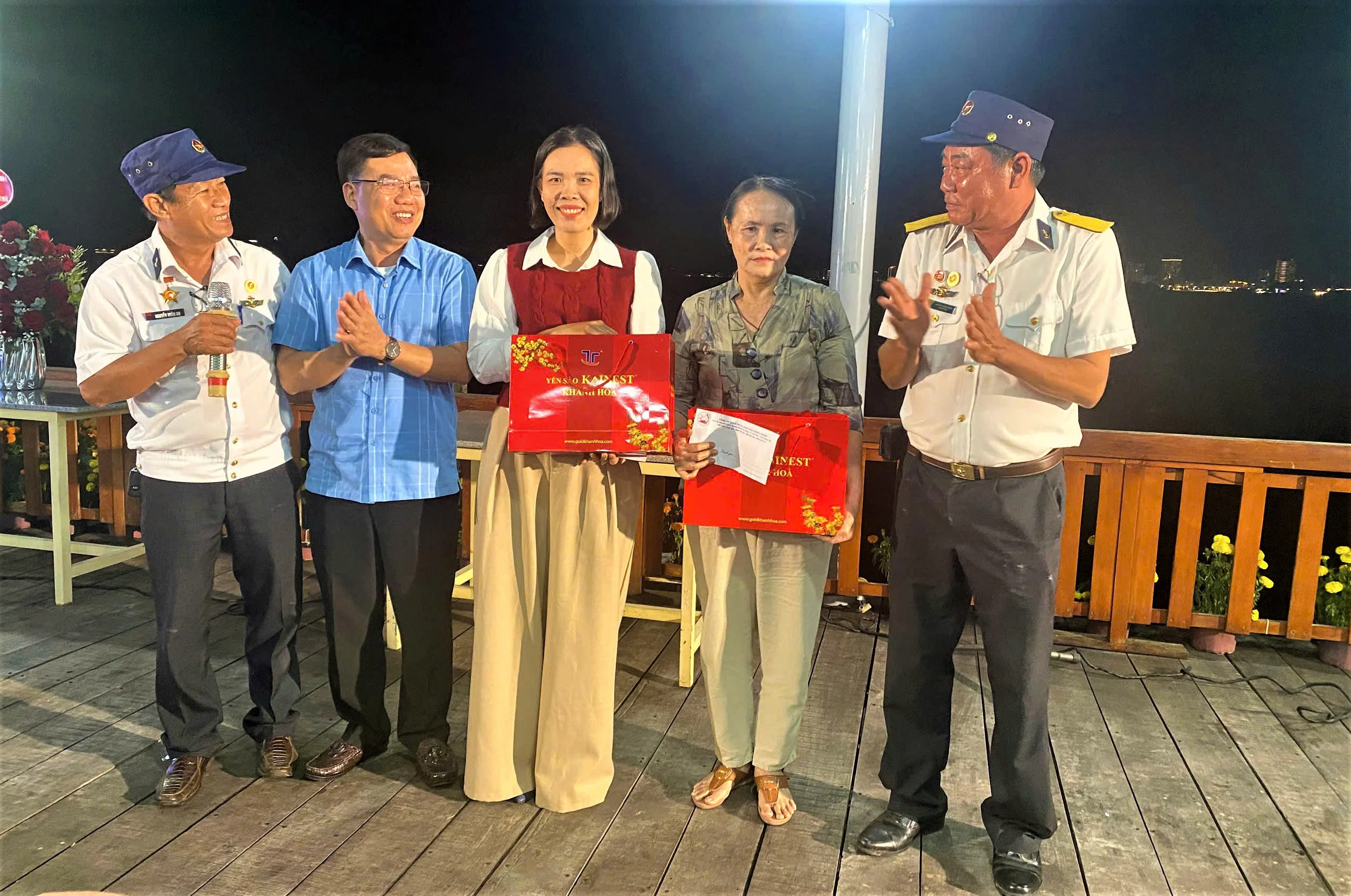 Thương binh Trường Sa tặng quà Tết đồng đội