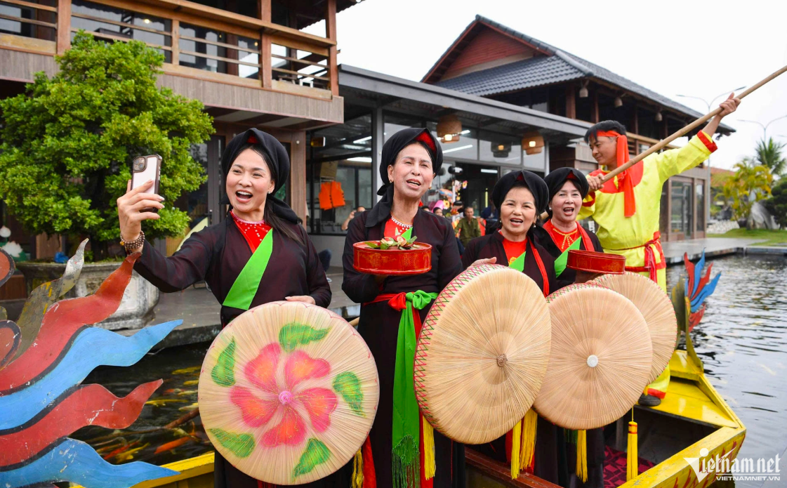 Đông Đô Village thu hút khách du lịch bởi những làn điệu quan họ