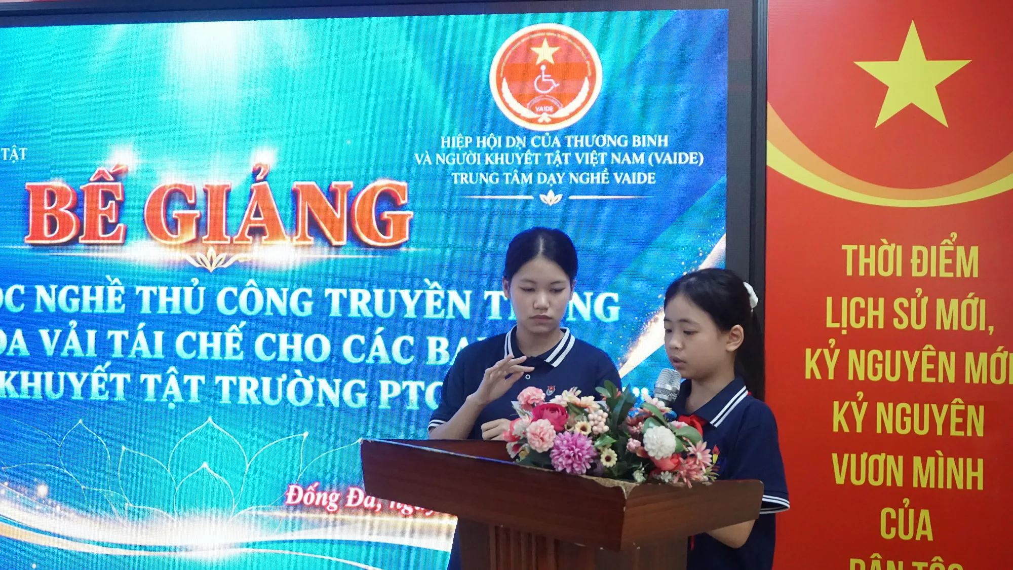 Từ những bông hoa vải tái chế, thắp lên cơ hội hòa nhập cho học sinh khuyết tật