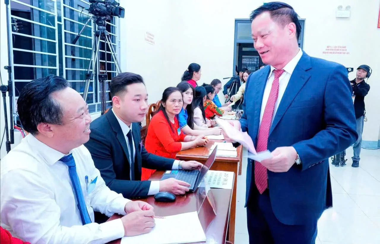 Nô nức “Ngày hội toàn dân” cử tri Nghệ An phấn khởi đi bầu cử