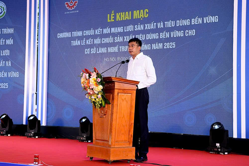 Ông Hoàng Minh Lâm, Giám đốc Trung tâm Khuyến công và Tư vấn phát triển công nghiệp (Sở Công Thương Hà Nội) khai mạc Chương trình.