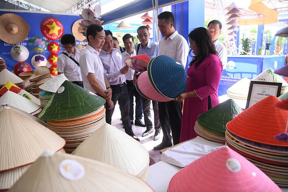 Các đồng chí đại biểu tham quan các gian hàng trưng bày sản phẩm tại sự kiện.