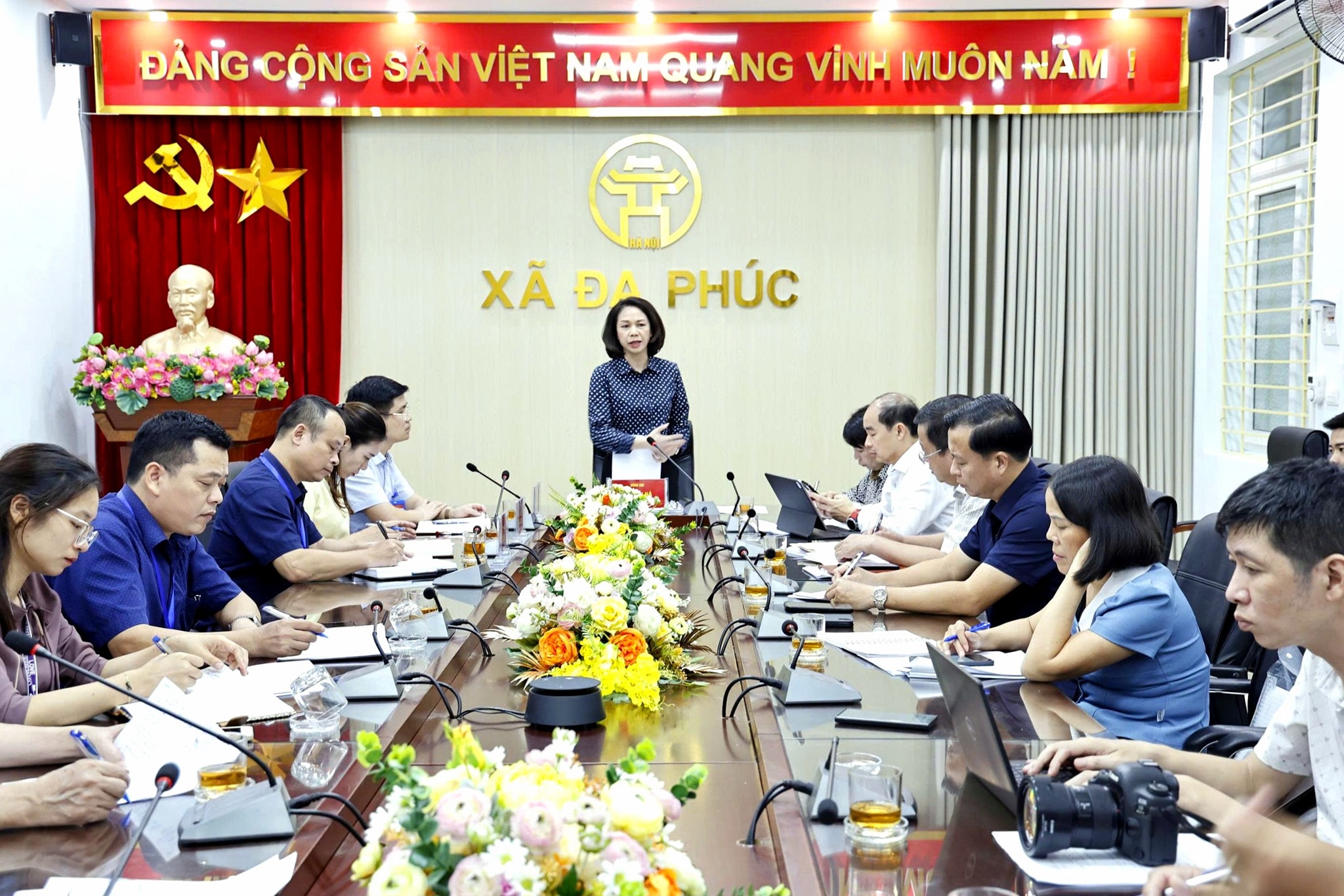 Phó Chủ tịch UBND Thành phố Vũ Thu Hà đã chủ trì buổi làm việc với các ngành chức năng, và xã Đa Phúc về công tác vệ sinh môi trường và phòng, chống dịch bệnh sau mưa bão.