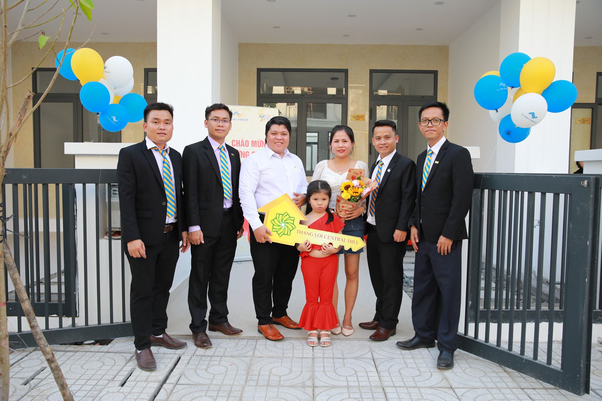 Ông Nguyễn Thanh Quyền - Phó Chủ tịch HĐQT Thắng Lợi Group (thứ 2 từ phải sang) - trao chìa khóa nhà cho những cư dân đầu tiên tại Thắng Lợi Central Hill