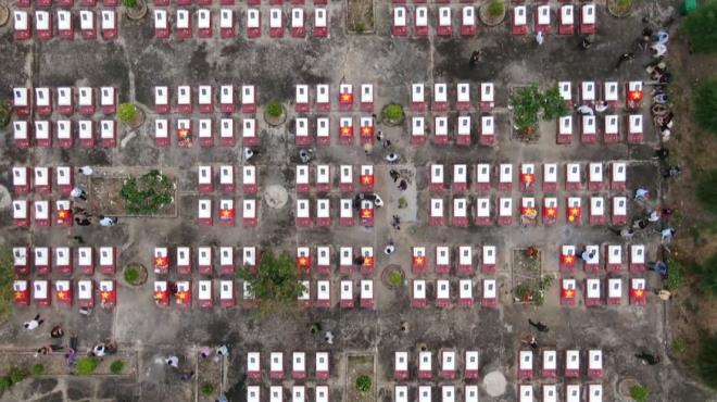 Niềm vui đẫm nước mắt trong khoảnh khắc 27 liệt sĩ 'đoàn tụ' với gia đình - 6