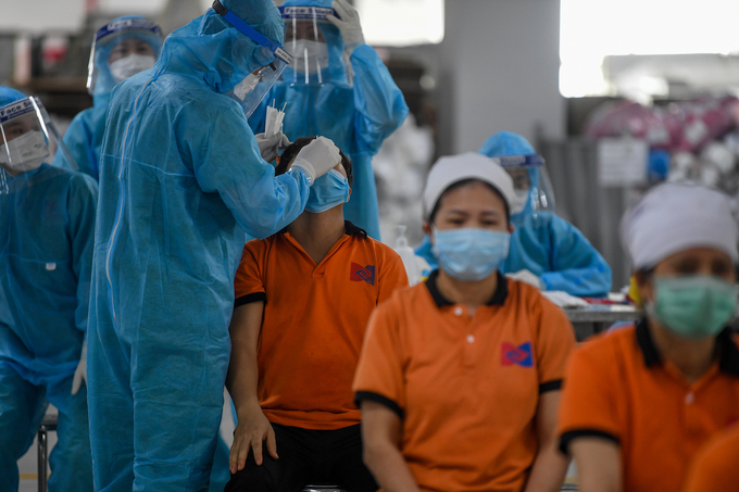 Lấy mẫu xét nghiệm Covid-19 cho công nhân trong khu công nghiệp Bắc Giang. Ảnh: Giang Huy