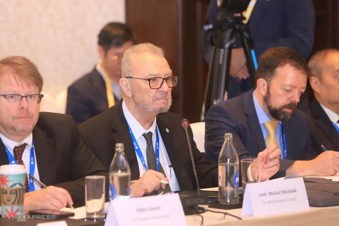 ứng và tạo điều kiện để doanh nghiệp Việt Nam tham gia.  Sáng 17/11, Chủ tịch nước Nguyễn Xuân Phúc tiếp, làm việc với Liên minh doanh nghiệp Mỹ - APEC, trong khuôn khổ chuyến thăm chính thức Thái Lan và dự Tuần lễ cấp cao APEC 2022.  Nhiều tập đoàn lớn của Mỹ như Apple, Nike, Dell, Intel... đã chọn Việt Nam là điểm đến đầu tư, phát triển chuỗi cung ứng. Chủ tịch nước Nguyễn Xuân Phúc đề nghị, thời gian tới, doanh nghiệp Mỹ tăng cường liên kết, mở rộng chuỗi cung ứng và tạo điều kiện để doanh nghiệp Việt Nam tham gia chuỗi cung ứng sản xuất.  Theo ông, điều này sẽ góp phần đưa Việt Nam trở thành trung tâm phát triển ở khu vực, toàn cầu, theo tinh thần cùng hợp tác, cùng thành công. Trên cơ sở quan hệ đối tác toàn diện Việt Nam - Mỹ, Chủ tịch nước Nguyễn Xuân Phúc nhìn nhận đây là dịp các doanh nghiệp đề xuất ý tưởng, cơ hội mới về đầu tư kinh doanh tại Việt Nam.  