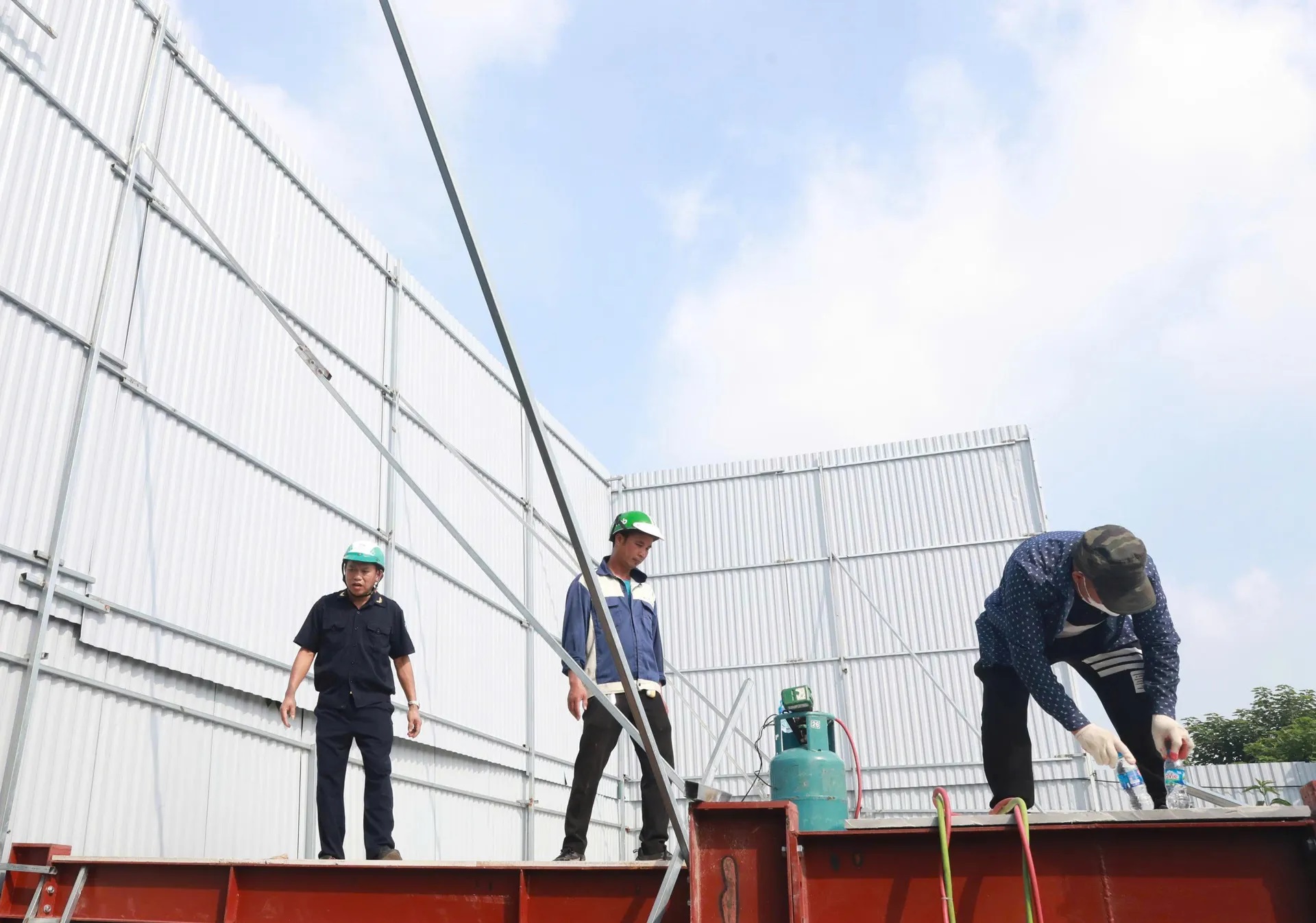 Cưỡng chế, tháo dỡ các công trình vi phạm trên địa bàn phường Định Công.